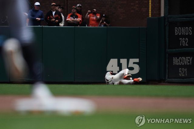 이정후의 글러브에서 빠져나온 뒤 무릎에서 멈춘 타구