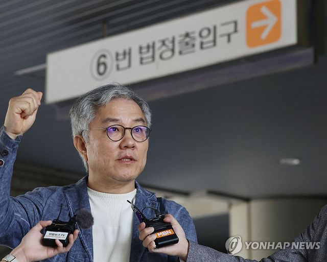 질문 답하는 최강욱