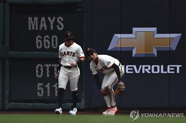 무릎 사이에서 공을 꺼내는 이정후(오른쪽)