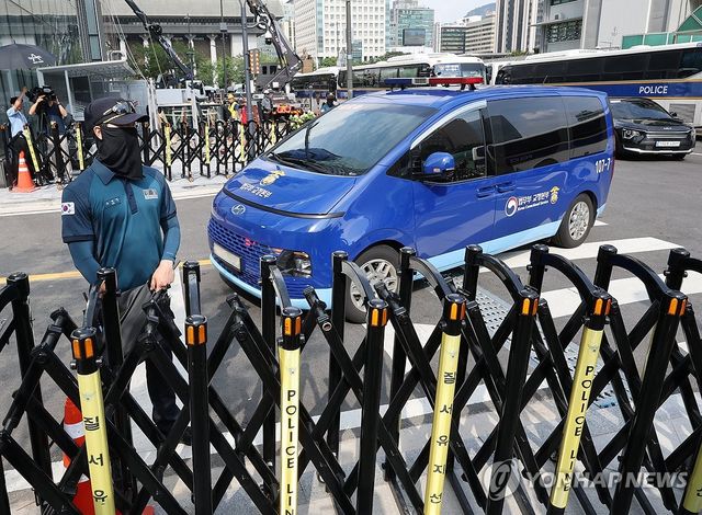 김건희, 호송차 타고 특검 조사 출석