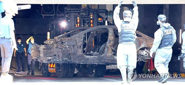 지하 주차장에서 옮겨지는 화재 전기차