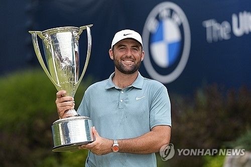 우승 트로피를 든 셰플러.