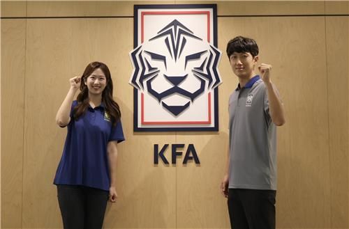 축구협회 팬 커뮤니케이터 송채림(왼쪽)씨와 박주성씨