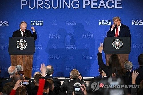 미·러 정상회담 후 공동기자회견 하는 트럼프(오른쪽)와 푸틴(왼쪽)