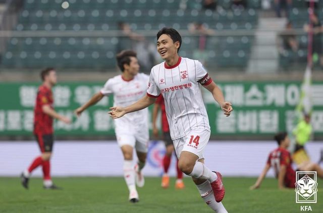 김포와의 8강전에서 득점을 터뜨린 부천FC 최재영의 세리머니 모습.