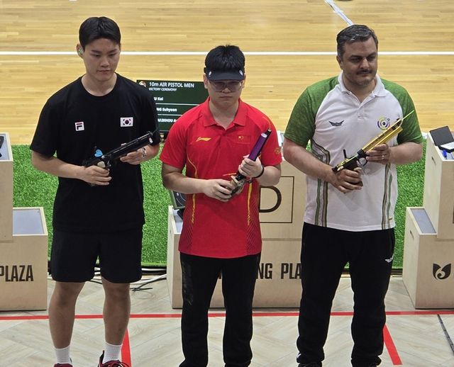 아시아사격선수권 은메달을 차지한 홍수현(왼쪽)