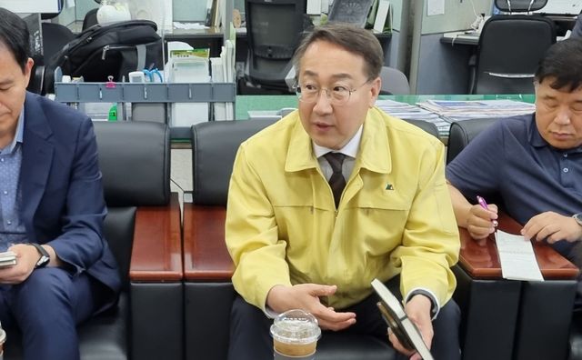 기자간담회하는 김인호 산림청장 