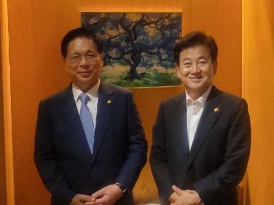 정동영(오른쪽) 통일부 장관과 이영훈 여의도순복음교회 담임목사