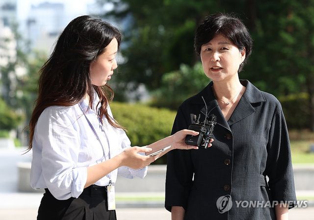 질문에 답하는 백혜련 의원