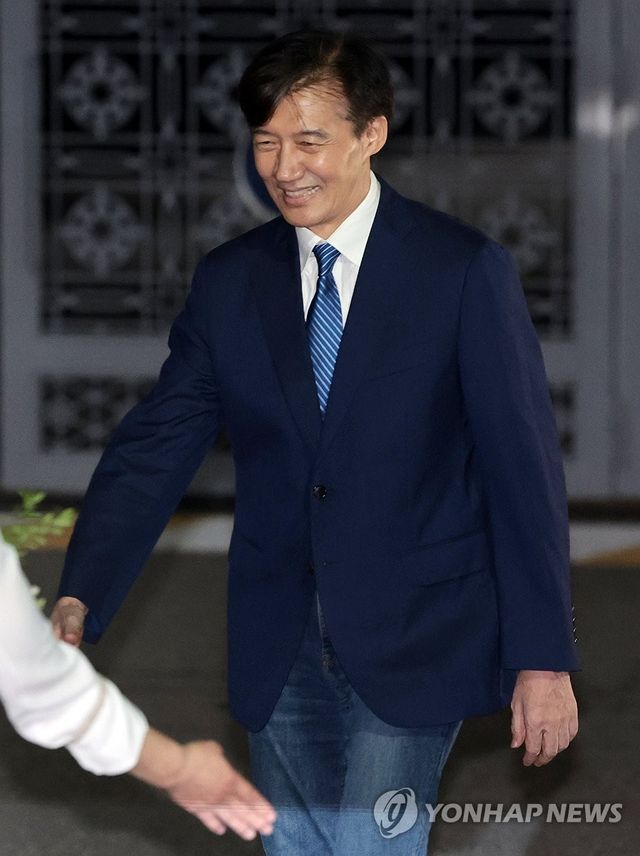 웃으며 출소하는 조국 전 대표