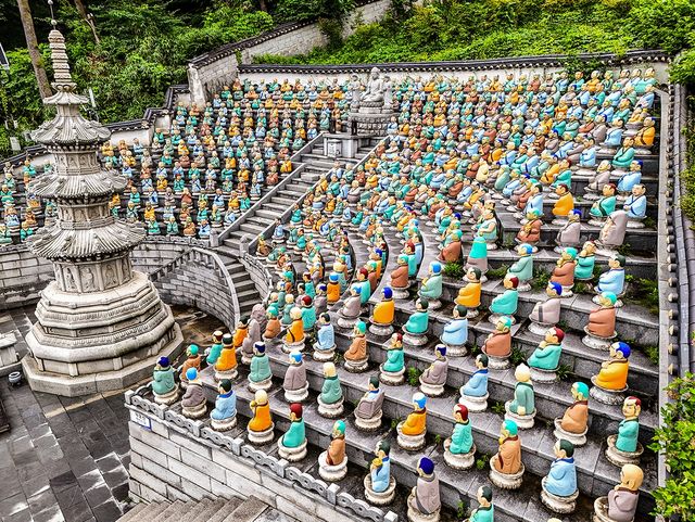 제각각 다른 모양으로 조각된 오백나한상[사진/백승렬 기자]