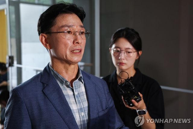 임성근 전 사단장, 입장문 읽으며 특검 출석