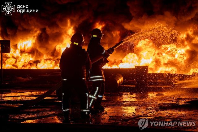 러시아 드론 공격으로 발생한 화재 진압하는 우크라이나 소방대