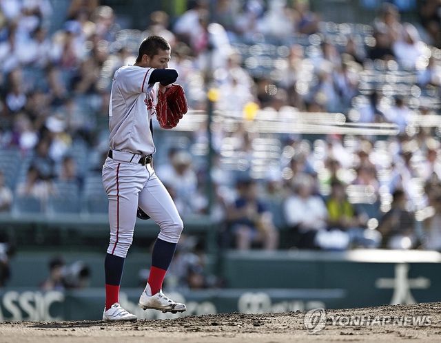 땀 닦는 교토국제고 투수 니시무라