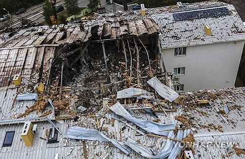 러시아군 드론 공격을 받은 우크라이나 동북부 하르키우 지역 주거용 건물