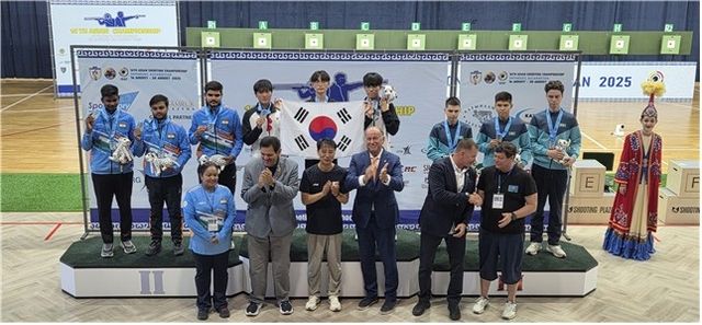 시상대 꼭대기에 선 한국 남자 주니어 공기권총 대표팀