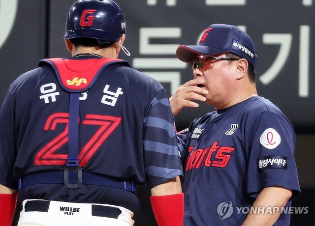 볼 배합 지시하는 김태형 감독