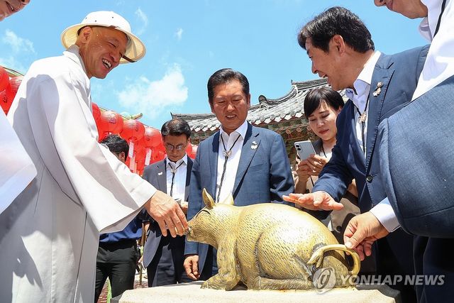 불국사 둘러보는 정청래 대표
