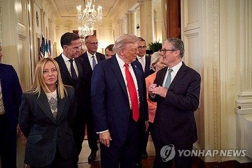 스타머 영국 총리와 이야기하는 트럼프 대통령