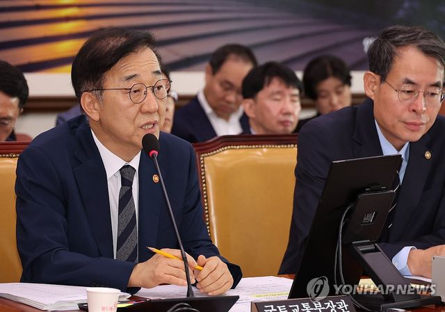 의원질의에 답하는 김윤덕 국토교통부 장관