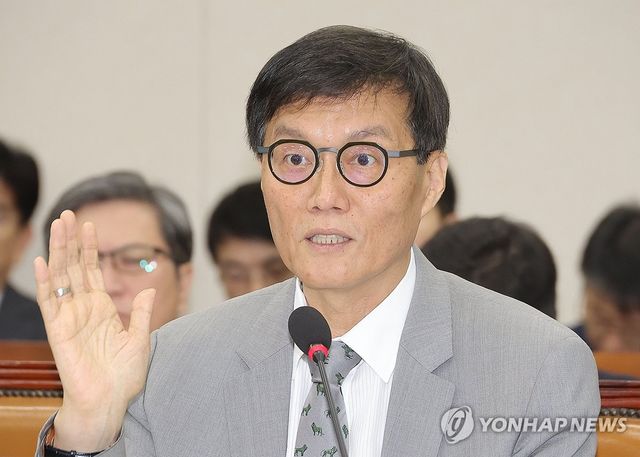 원화 스테이블코인 관련 추가 보고하는 이창용 총재