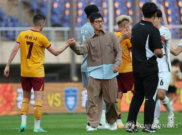 아사니 격려하는 이정효 감독