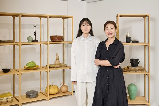 금속공예가 이윤정(왼쪽) 씨와 박갑순 전북 무형유산 지호장