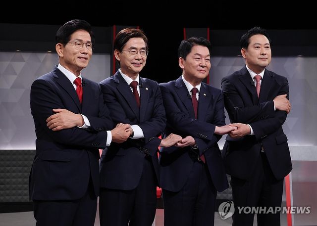 2차 텔레비전 토론회에서 기념촬영하는 국민의힘 당 대표 후보들