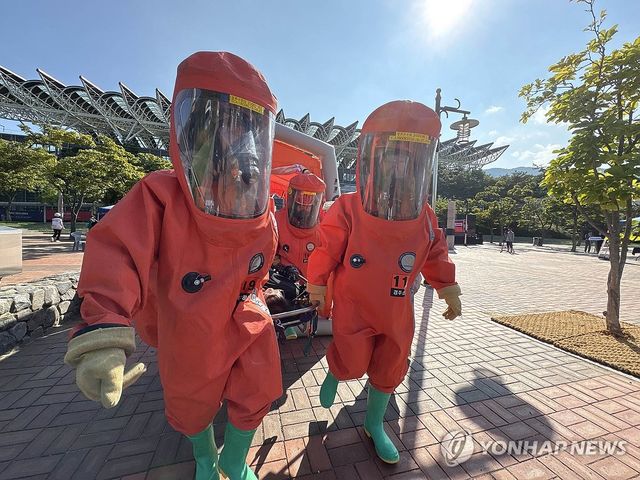 19일 오후 경주역에서 열린 APEC 대비 및 2025 을지연습에서 참가 인원들이 테러 상황 등에 대한 대처 훈련을 하고 있다. [연합뉴스 자료사진]