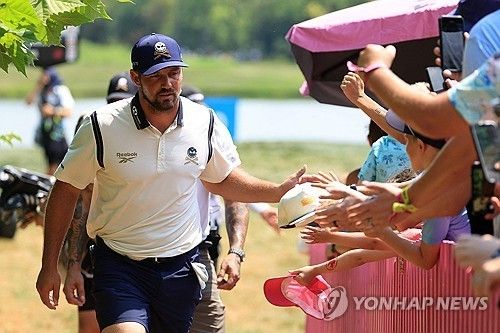 팬들과 손을 마주치는 디섐보.