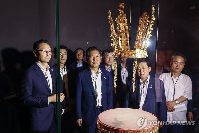 국립경주박물관 돌아보는 정청래 대표와 민주당 지도부