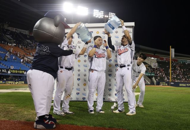 16일 KIA전 끝내기 안타를 치고 인터뷰하는 두산 김인태(가운데)