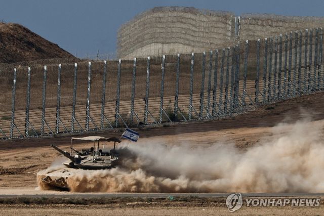 18일(현지시간) 가자지구 경계선에서 이동하고 있는 이스라엘군 탱크