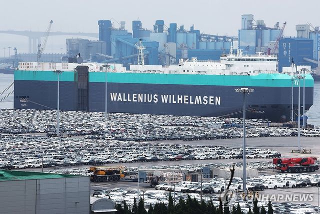 경기도 평택항에 세워져 있는 수출용 자동차