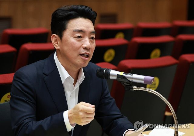 기자간담회에서 발언하는 강훈식 대통령비서실장