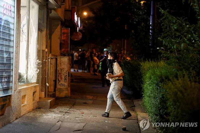 집권당 사무실 공격하는 시위대