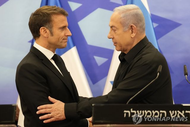 2023년 10월 24일 예루살렘 공동기자회견 때 네타냐후(오른쪽) 이스라엘 총리와 마크롱 프랑스 대통령