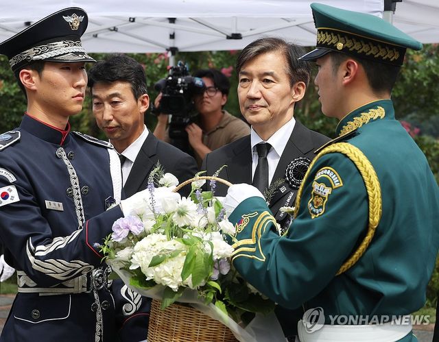 김대중 전 대통령 묘역 찾은 조국 전 대표