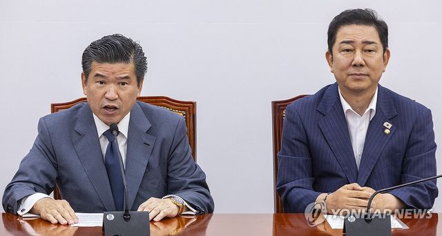 더불어민주당 김병기에게 인사말 하는 제임스 김 암참 회장