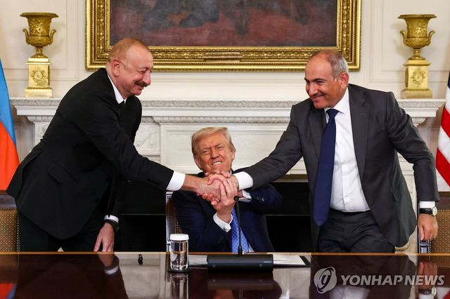 악수하는 아제르바이잔·미국·아르메니아 정상