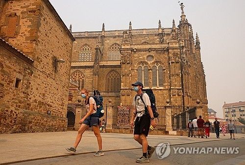 산불 연기에 마스크 착용하고 산티아고길 걷는 순례객들