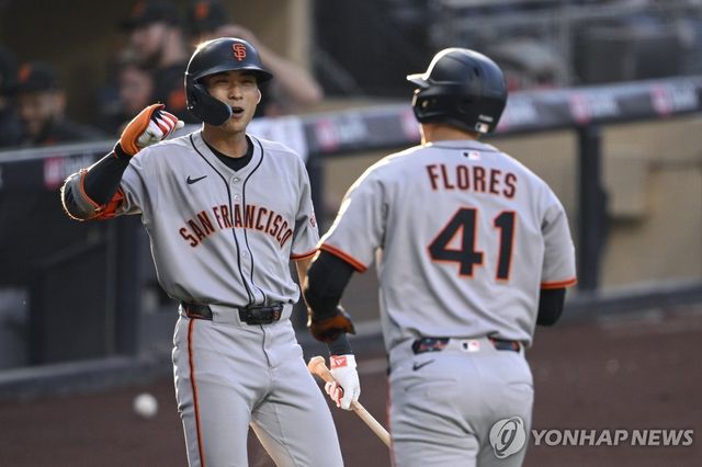 홈런 친 플로레스(오른쪽)를 축하하는 이정후