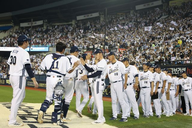 17일 KIA전 3연승 후 기뻐하는 두산 선수단 