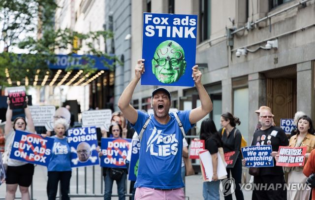 부정선거 음모론에 대한 시민들의 항의시위 [EPA=연합뉴스 자료사진. 재판매 및 DB 금지]