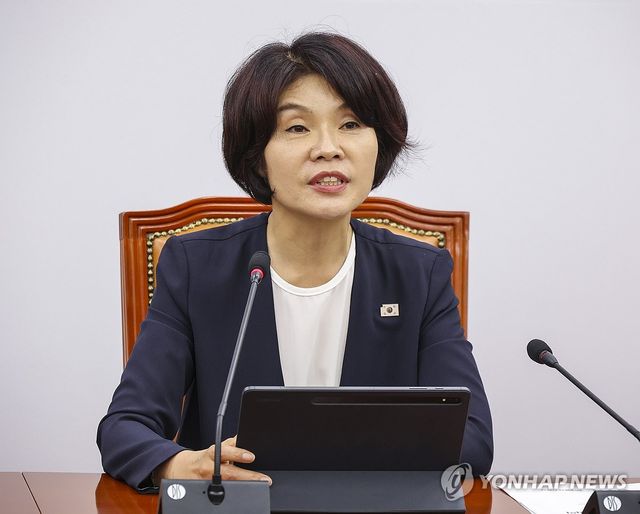 원내대책회의에서 발언하는 한정애 정책위의장