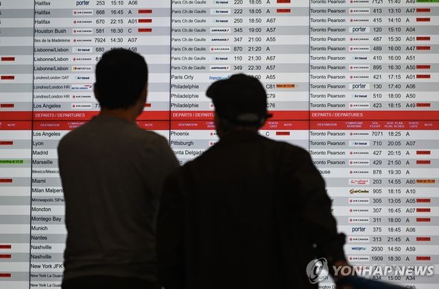 에어캐나다 승무원 노조 파업으로 항공 스케쥴 확인하는 승객들