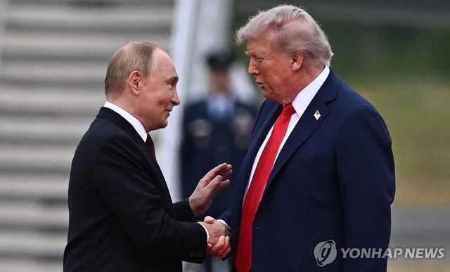 손 맞잡은 푸틴과 트럼프