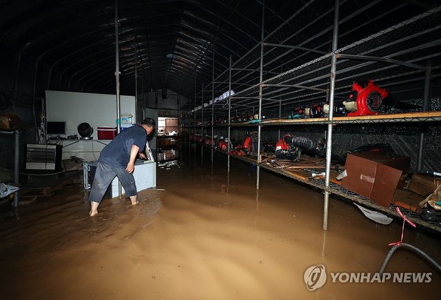 집중호우에 물바다 창고