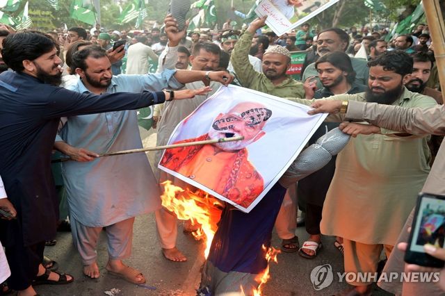 5월10일(현지시간) 모디 총리 사진 불태우는 파키스탄 시민들