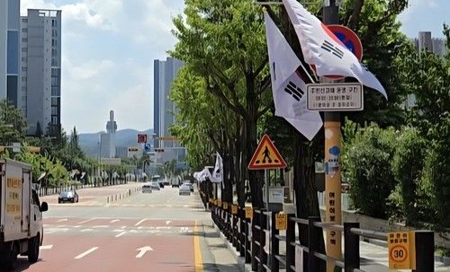 도심 거리에 내걸린 태극기